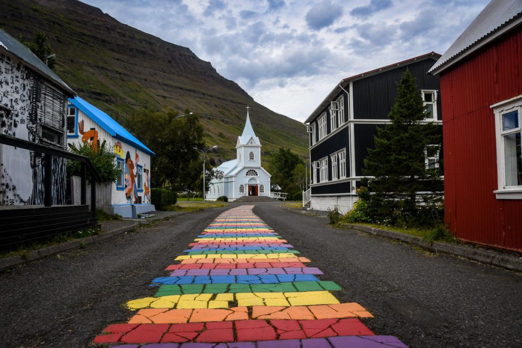冰岛Seydisfjordur的彩虹路
