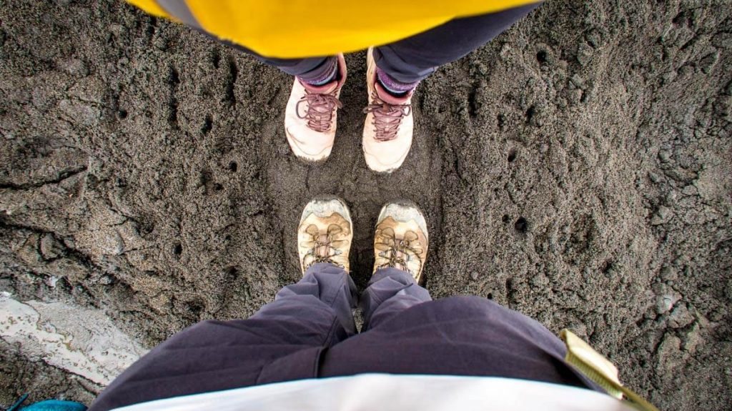 靴子踩在泥土上