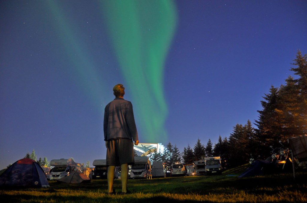 冰岛雷克雅未克营地的北极光