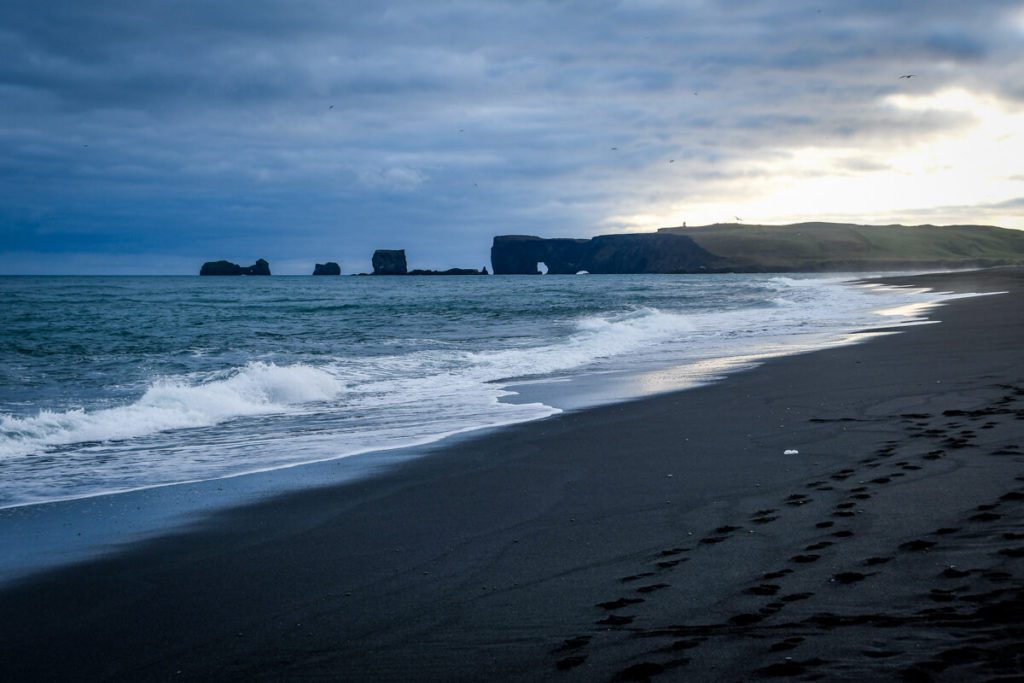冰岛的Reynisfjara黑沙滩