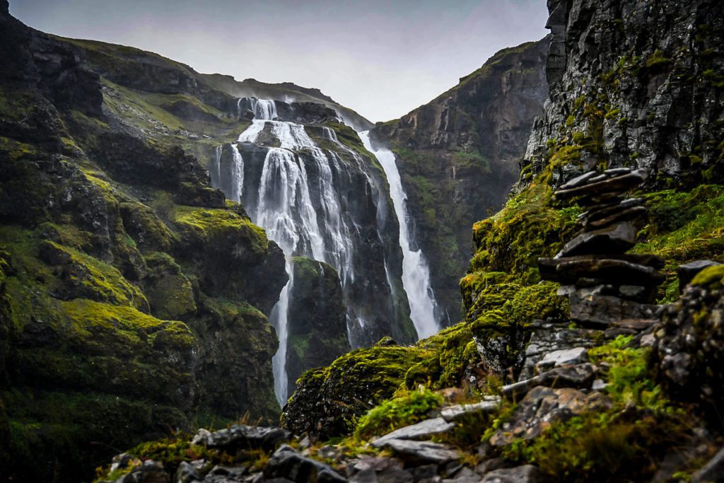 冰岛的格莱穆尔瀑布