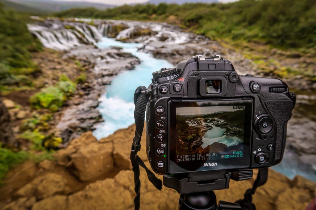 在冰岛拍摄瀑布