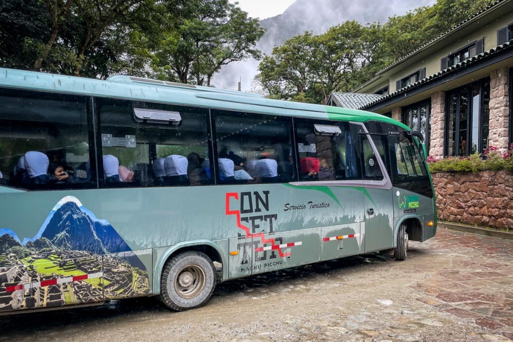 从秘鲁阿瓜斯卡连特斯前往马丘比丘的穿梭巴士
