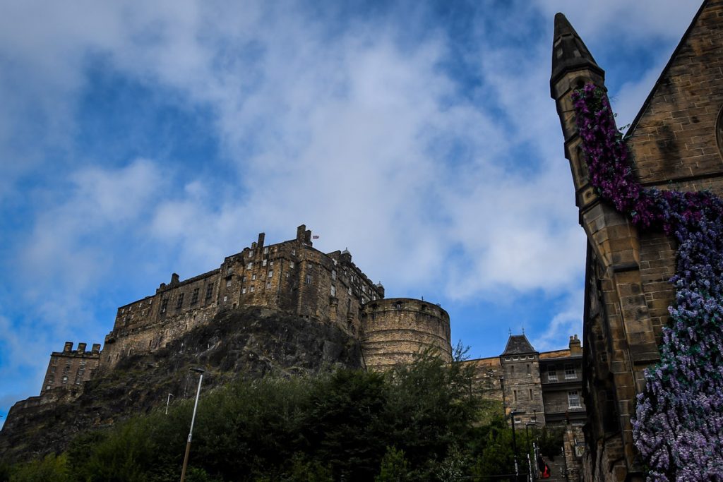 从苏格兰的草地市场看爱丁堡城堡
