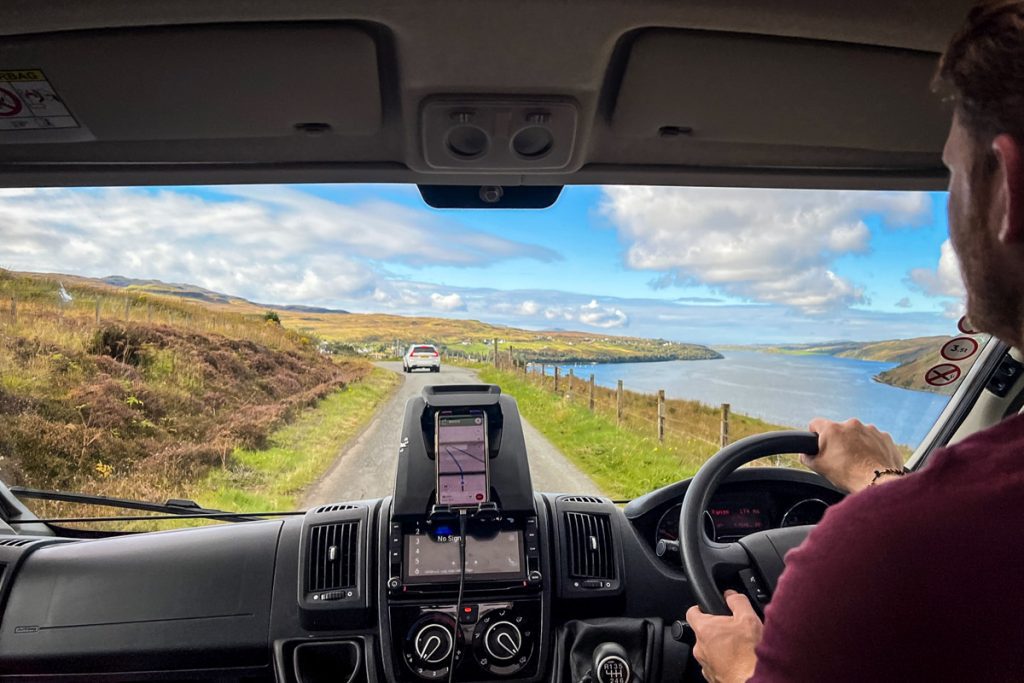 在苏格兰的斯凯岛开车