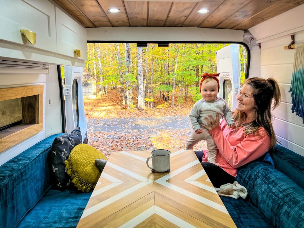 舒适的DIY露营车ProMaster与一个婴儿在秋天