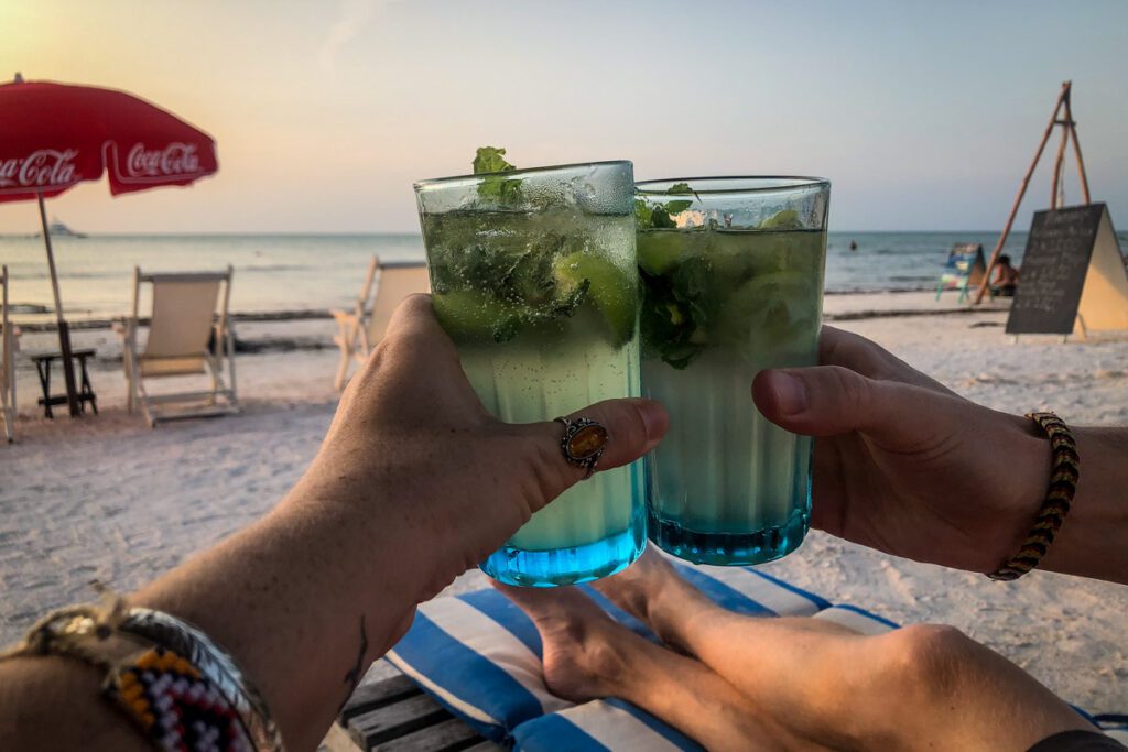在墨西哥的沙滩上喝莫吉托