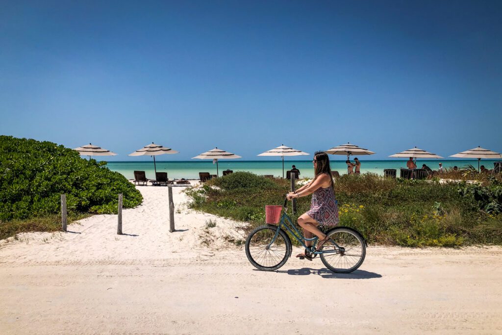 在墨西哥的Holbox岛骑自行车