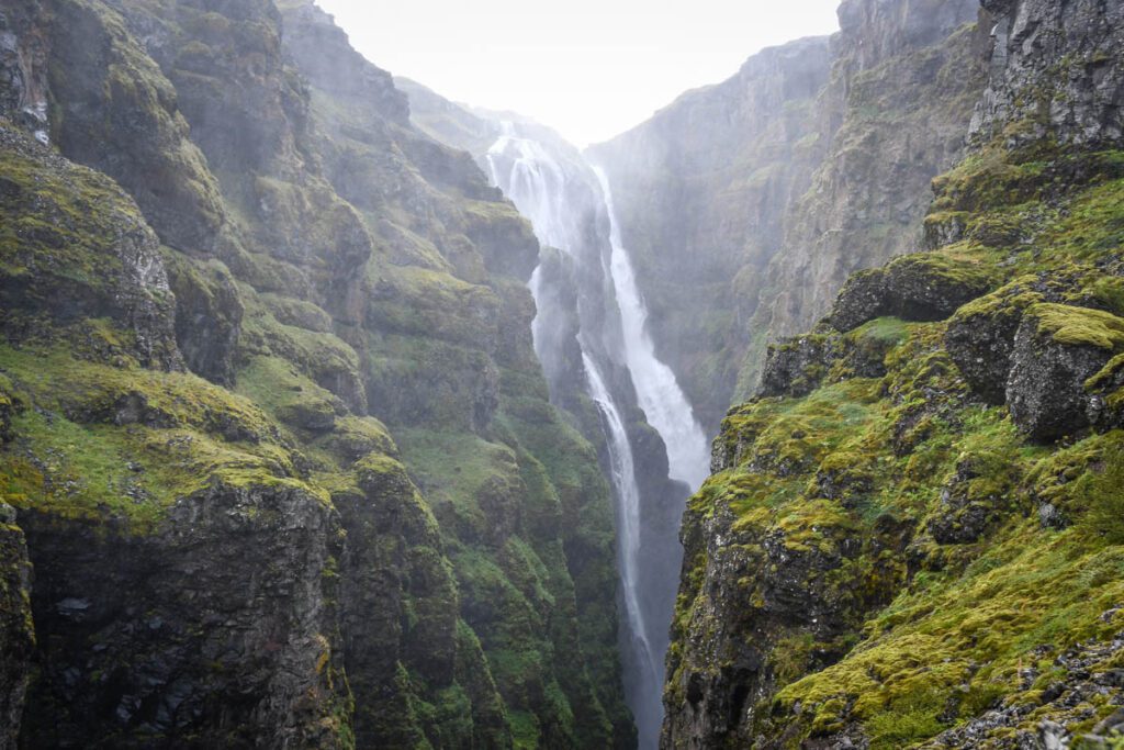 冰岛的格莱穆尔瀑布