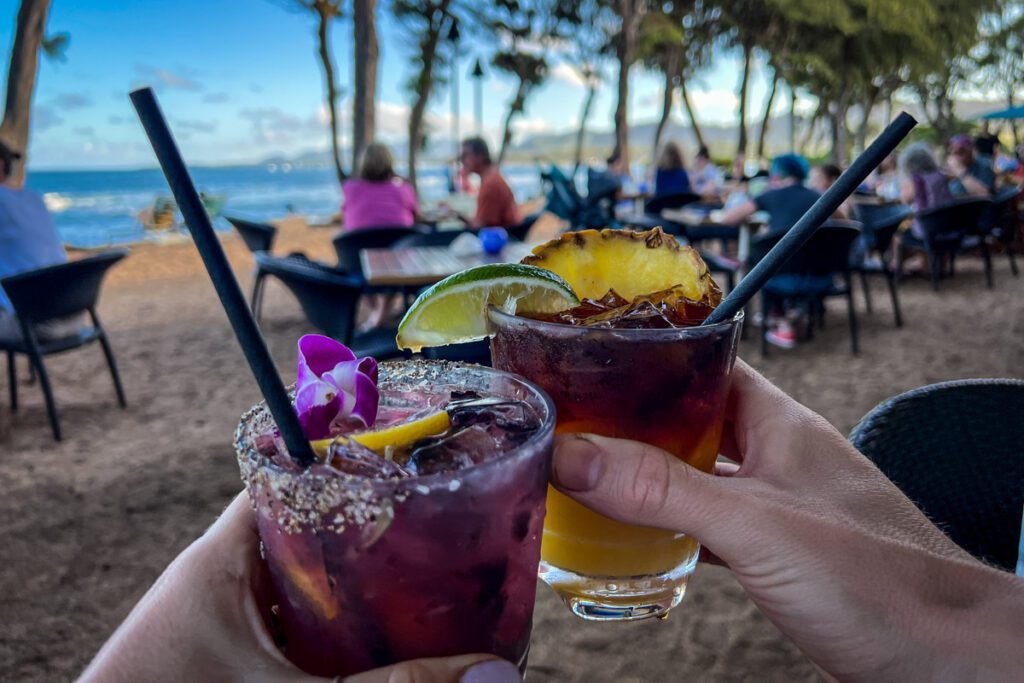在夏威夷的海滩上喝饮料