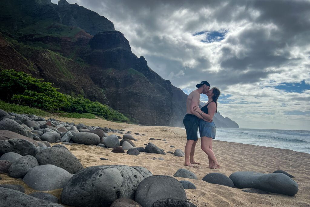 夏威夷考艾岛卡拉劳海滩日落之吻